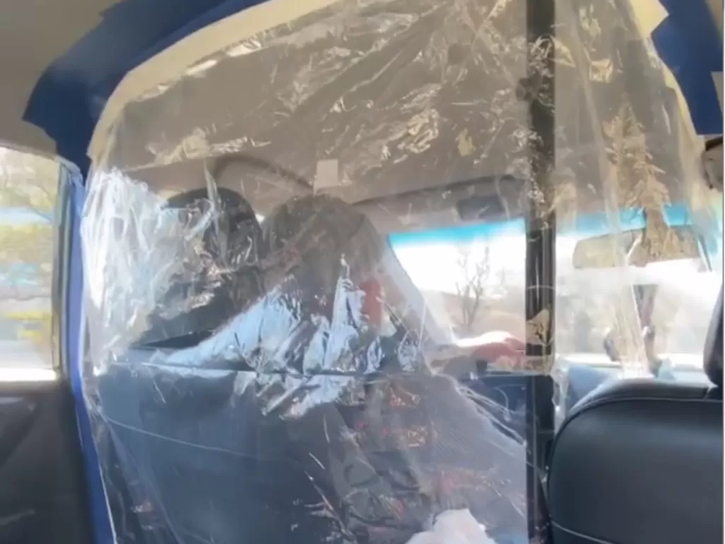 Tampilan plastik pembatas pada salah satu mobil taksi online Lyft. (SS/Instagram/@phildoeshair)