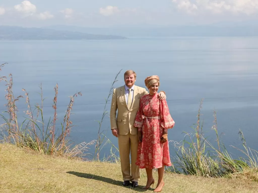 Raja Belanda Willem-Alexander dan Ratu Maxima Zorreguieta Cerruti saat mengunjungi Danau Toba di Sumatera Utara. (Kemenparekraf)