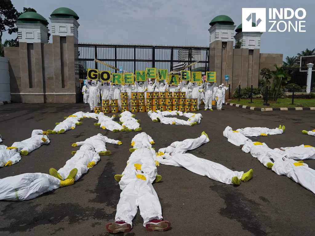  Aktivis Greenpeace melakukan aksi damai tolak nuklir di depan Gedung DPR, Jakarta, Jumat (13/3/2020). (INDOZONE/Arya Manggala)