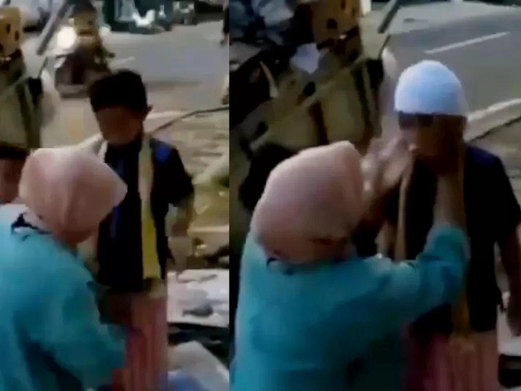 Screenshot video seorang pemulung merapikan anaknya yang hendak ke mesjid. (Twitter/@senyaplagi)