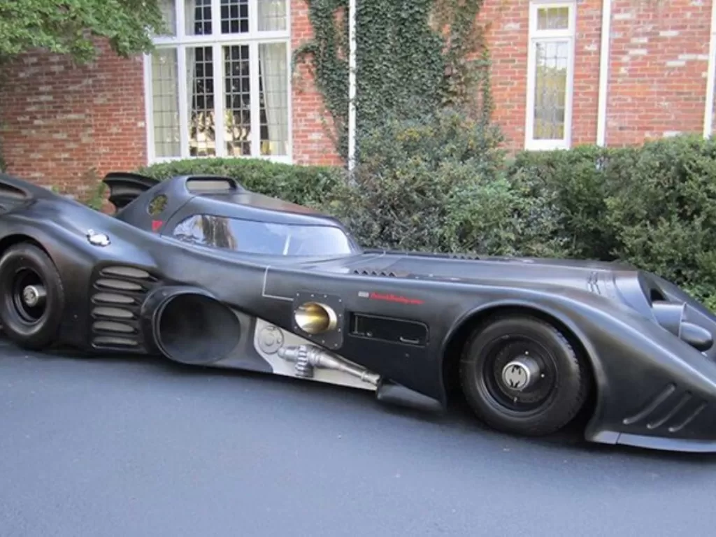 Tampilan Batmobile replika buatan Casey Putsch. (caranddriver.gr)