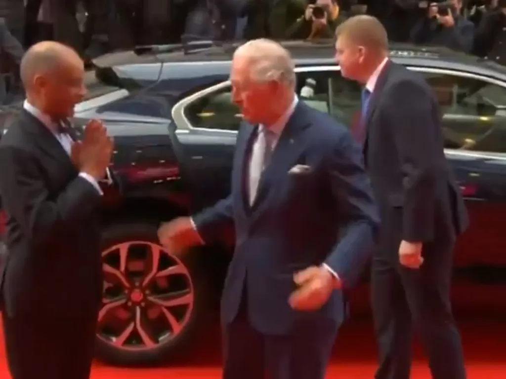 Screenshot video Pangeran Charles ingin bersalaman. (Twitter/ABC News)