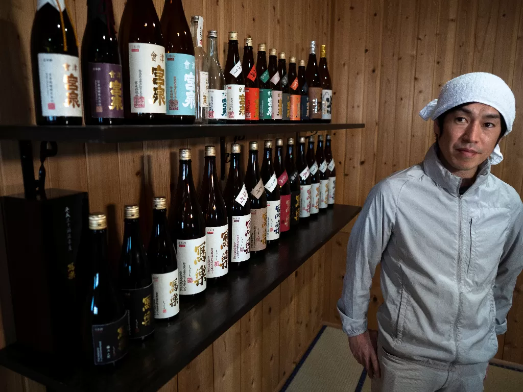 Yoshihiro Miyamori, pemilik dari pabrik Sake Miyaizumi Meijo Brewery yang berada di Aizu-Wakamatsu, Fukushima, Jepang (7/3). (REUTERS/Athit Perawongmetha)