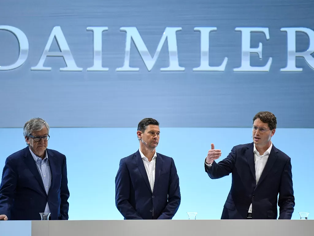 Para petinggi dari pabrikan Daimler AG. (REUTERS/Andreas Gebert)