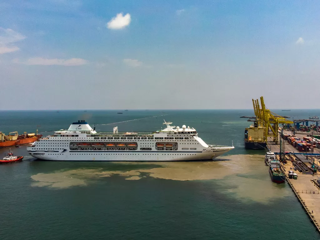 Kapal pandu mengarahkan kapal pesiar MV Columbus berbendera Bahama bersandar di Pelabuhan Tanjung Emas Semarang, Jawa Tengah, Jumat (13/3/2020). (photo/ANTARA/Aji Styawan)
