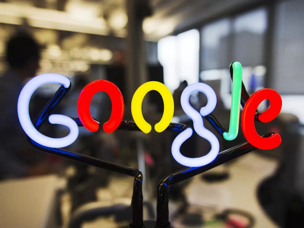 Logo Google dalam bentuk lampu neon (photo/REUTERS/Mark Blinch)