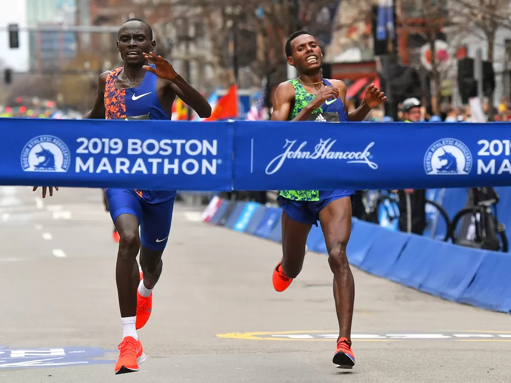 Ilustrasi pelari memasuki garis finish pada Boston Marathon 2019. (REUTERS/Gretchen Ertl)