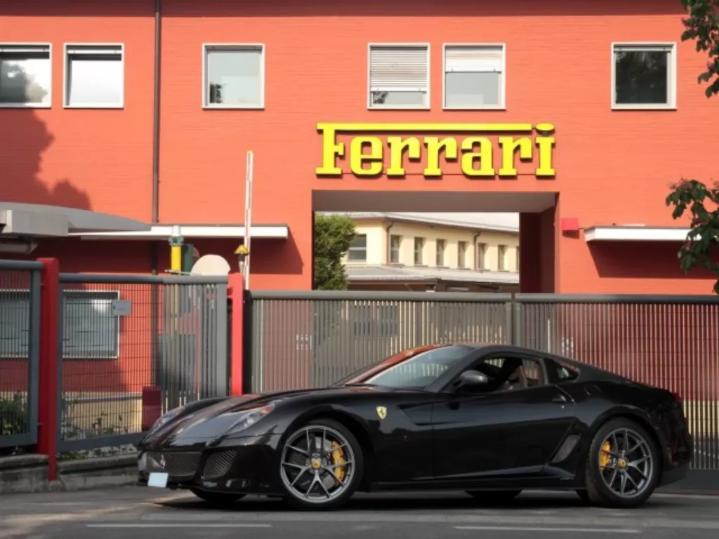 Pabrik manufaktur mobil sport Italia, Ferrari (charitystars.com)