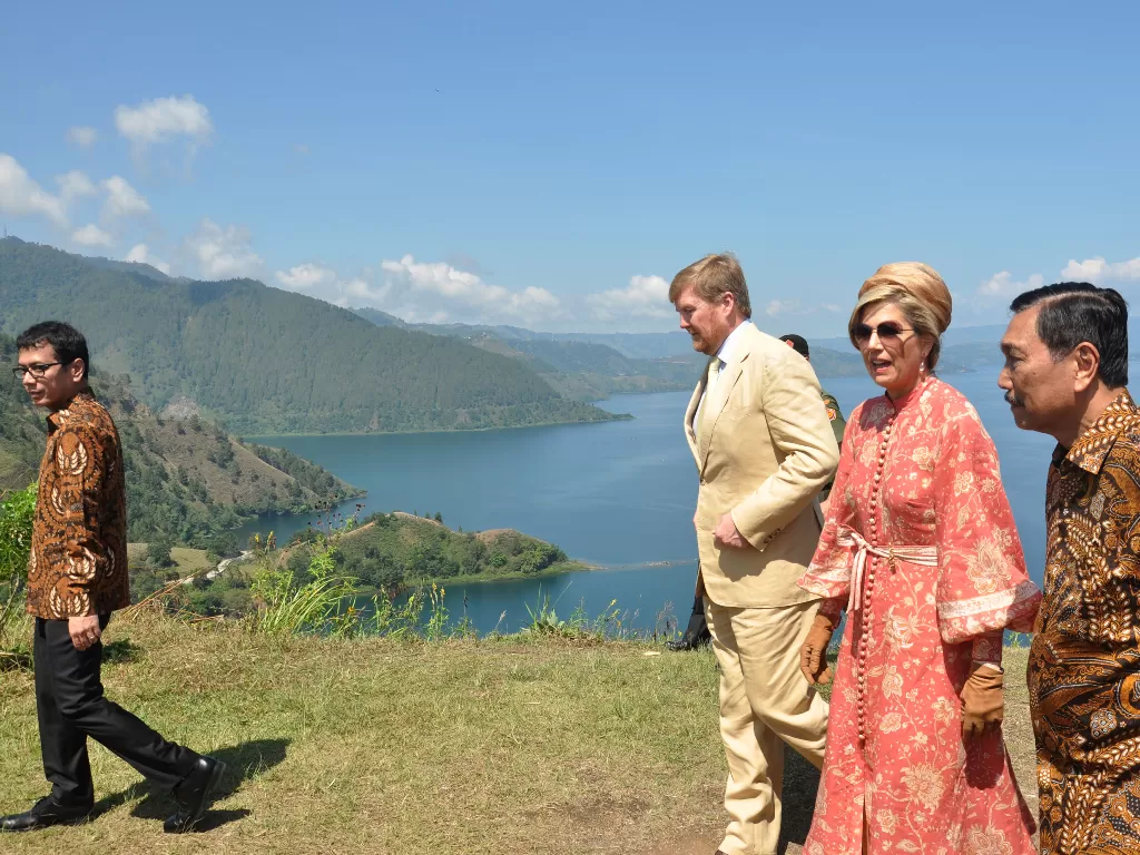 Wishnutama dan Luhut Panjaitan saat mendampingi Raja dan Ratu Belanda di Danau Toba, Sumatera Utara. (ANTARA FOTO/Septianda Perdana)