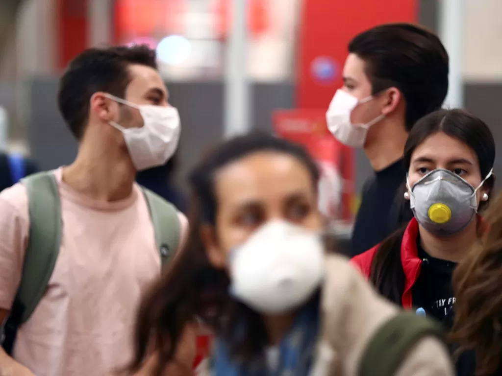 Para penumpang terlihat menggunakan masker antisipasi wabah virus corona di Bandara Adolfo Suarez Barajas, Spanyol (REUTERS/Sergio Perez)