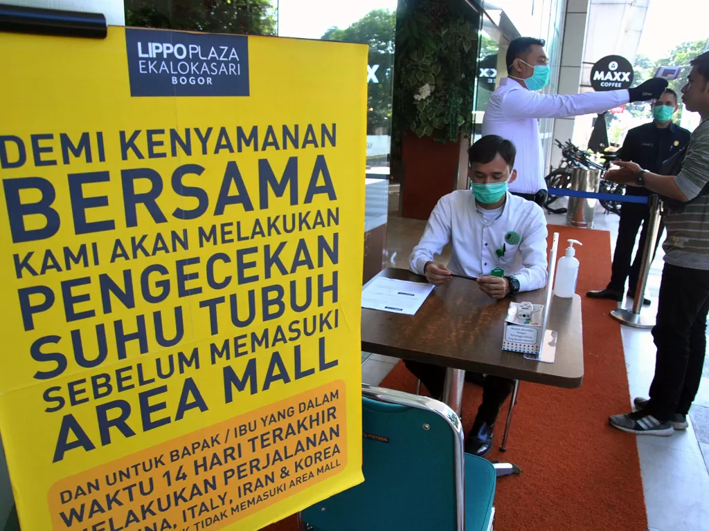 Petugas memeriksa suhu tubuh pengunjung pusat perbelanjaan di  Kota Bogor, Jawa Barat, Jumat (6/3/2020). Tujuannya untuk mencegah penyebaran virus corona (ANTARA FOTO/Arif Firmansyah).