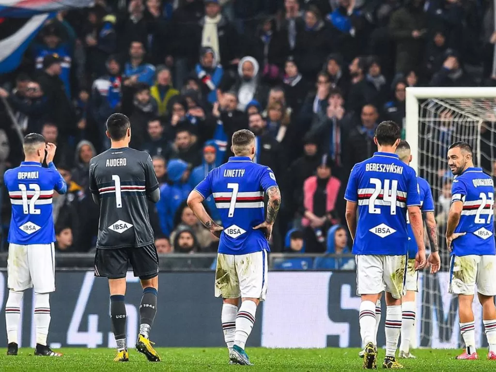 Para pemain Sampdoria memberikan aplause setelah laga usai. (Instagram/sampdoria)
