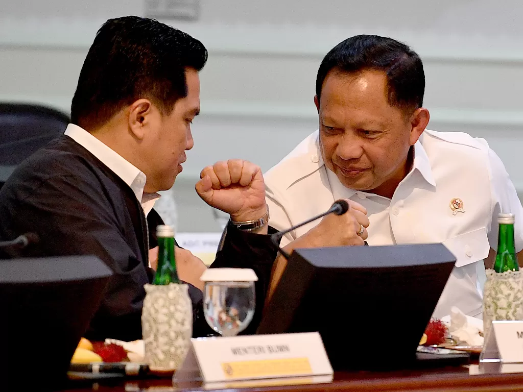 Menteri BUMN Erick Thohir (kiri) berbincang dengan Mendagri Tito Karnavian sebelum rapat terbatas di Kantor Presiden, Jakarta, Rabu (11/3/2020). (Photo/ANTARA/Sigid Kurniawan)