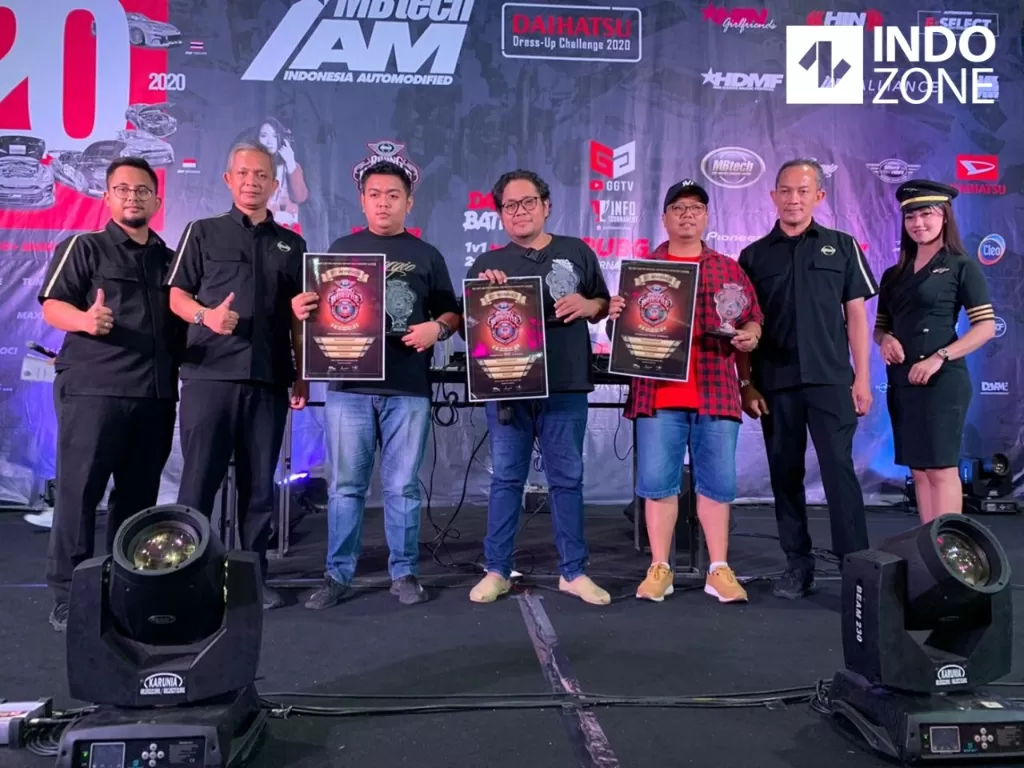 Para juara dalam kontes modifikasi jok motor MBTech RWSA 2020 usai menerima hadiah di Tunjungan Plaza Surabaya, Minggu (15/3/2020). (INDOZONE/Tjahyo Utomo)