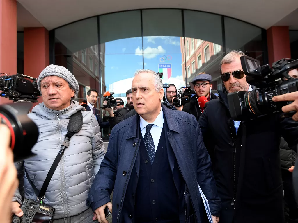 Presiden Lazio, Claudio Lotito, mendapat kecaman dari sejumlah pihak karena meminta pemainnya terus menjalani latihan. (REUTERS/Alberto Lingria)