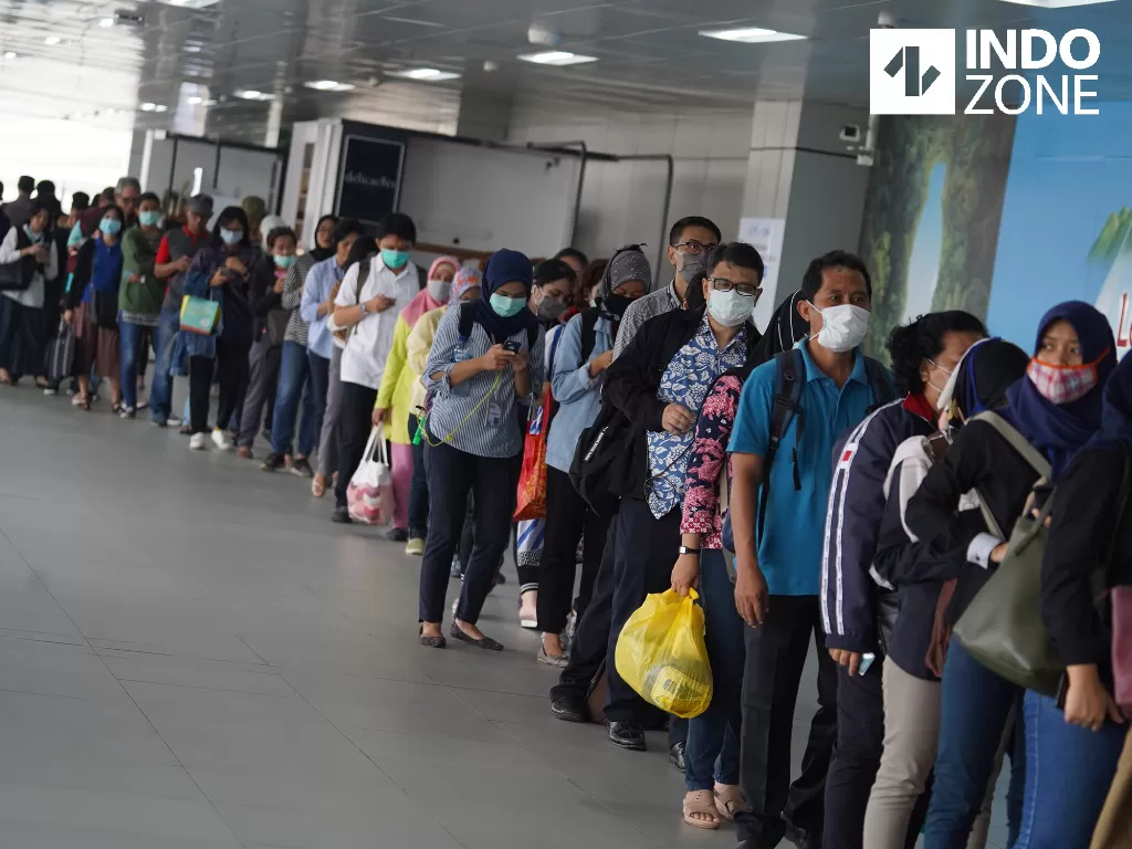  Antrean calon penumpang MRT mengular hingga ke luar Stasiun MRT Lebak Bulus, Jakarta, Senin (16/3/2020). (INDOZONE/Arya Manggala) 