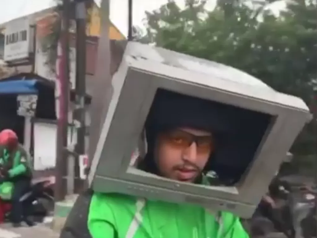 Tampilan driver ojol yang menggunakan televisi bekas untuk dijadikan helm. (SS/Instagram/@dramojol.id)