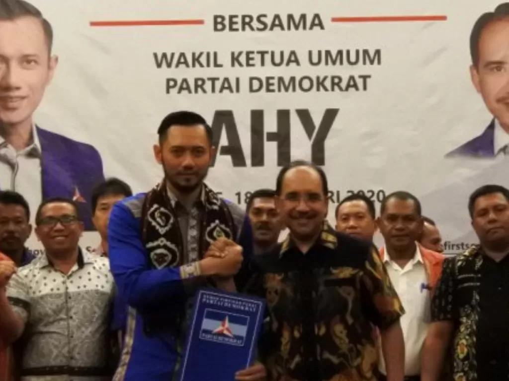 Caketum Demokrat Agus Harimurti Yudhoyono atau AHY (depan kiri) berjabatan tangan dengan Ketua DPD Demokrat NTT Jefry Riwu Kore usai deklarasi mendukung AHY di Kupang (ANTARA FOTO/Kornelis Kaha).