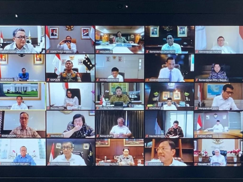  Tangkapan layar Rapat Kabinet secara daring dari ruangan Seskab Pramono Anung. (Instagram/@pramonoanungw)