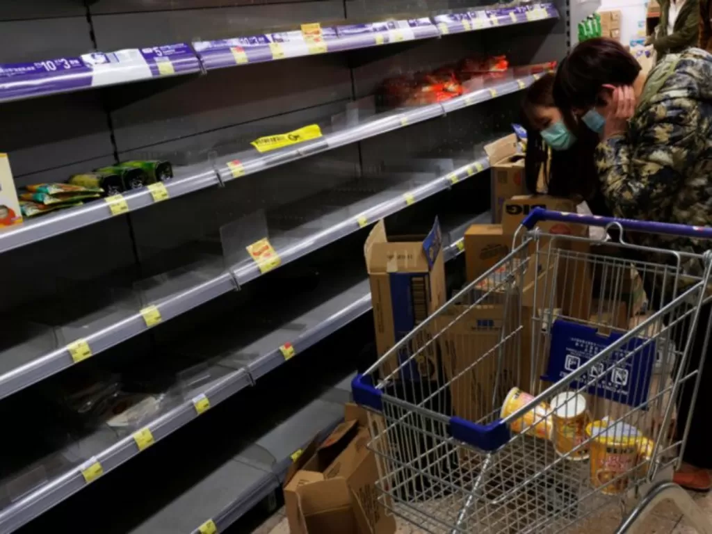 Ilustrasi panic buying. (REUTERS/Tyrone Siu)