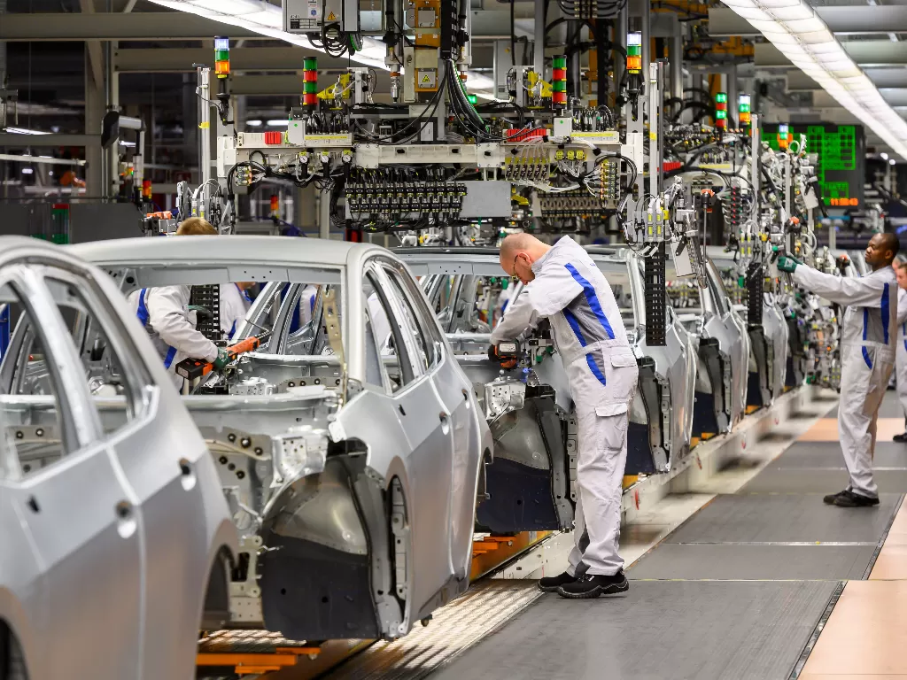 Ilustrasi proses produksi pabrikan Volkswagen di Slovakia. (Ilustrasi/REUTERS/MATTHIAS RIETSCHEL)