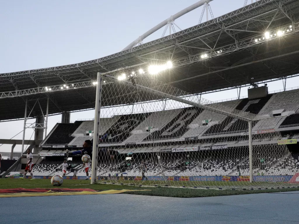 (Laga sepak bola antara Botafogo melawan Bangu di Nilton Santos Stadium, Rio de Janeiro, Brazil, berlangsung tanpa penonton karena antisipasi wabah virus corona.  REUTERS/Ricardo Moraes)