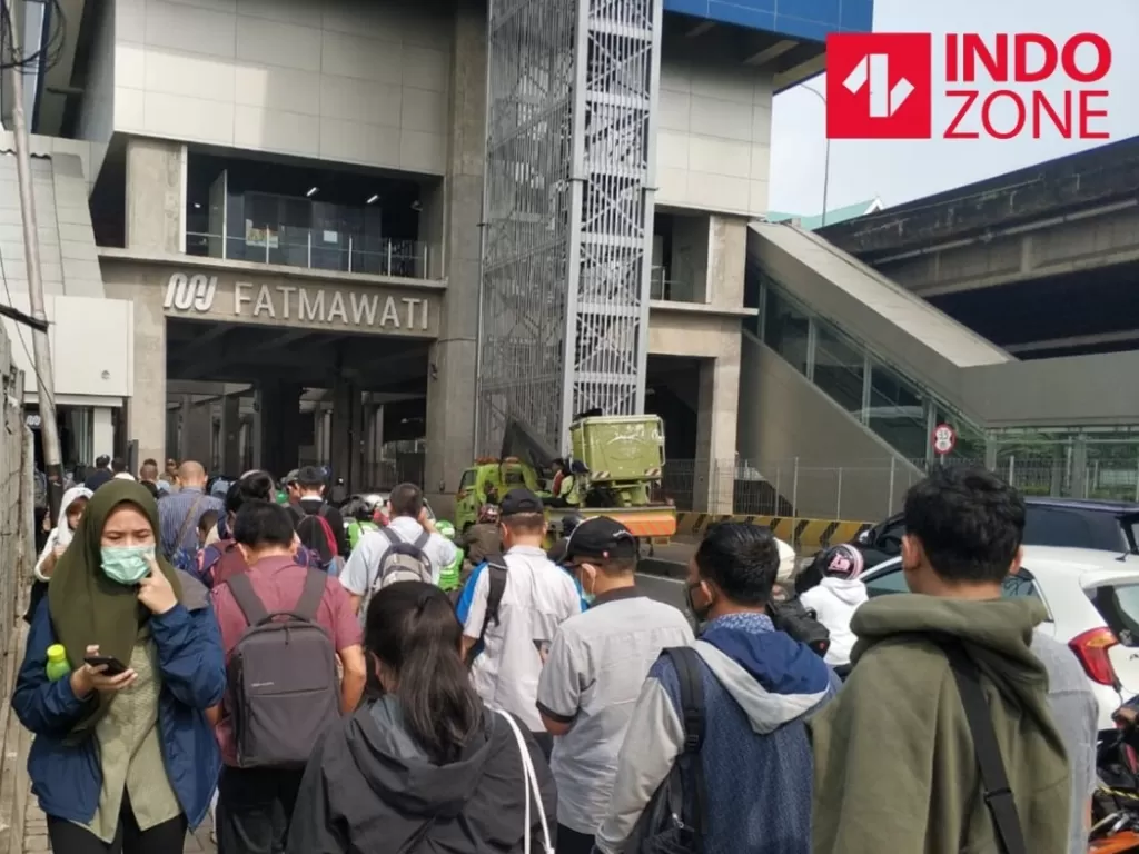 Antrean penumpang di luar Stasiun MRT Fatmawati, Senin (16/3/2020). (INDOZONE/Arya Manggala)