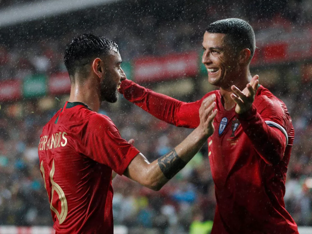 Cristiano Ronaldo dan Bruno Fernandes. (REUTERS/Rafael Marchante)
