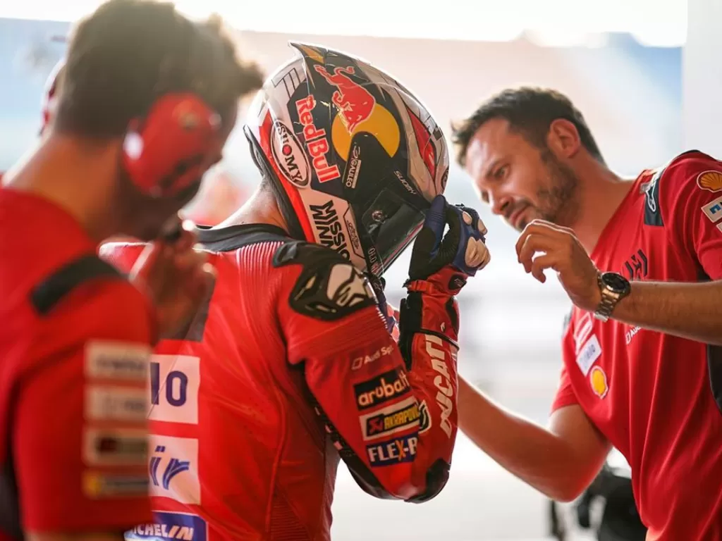 Andrea Dovizioso ketika bersama anggota tim Ducati. (Instagram/@andreadovizioso)