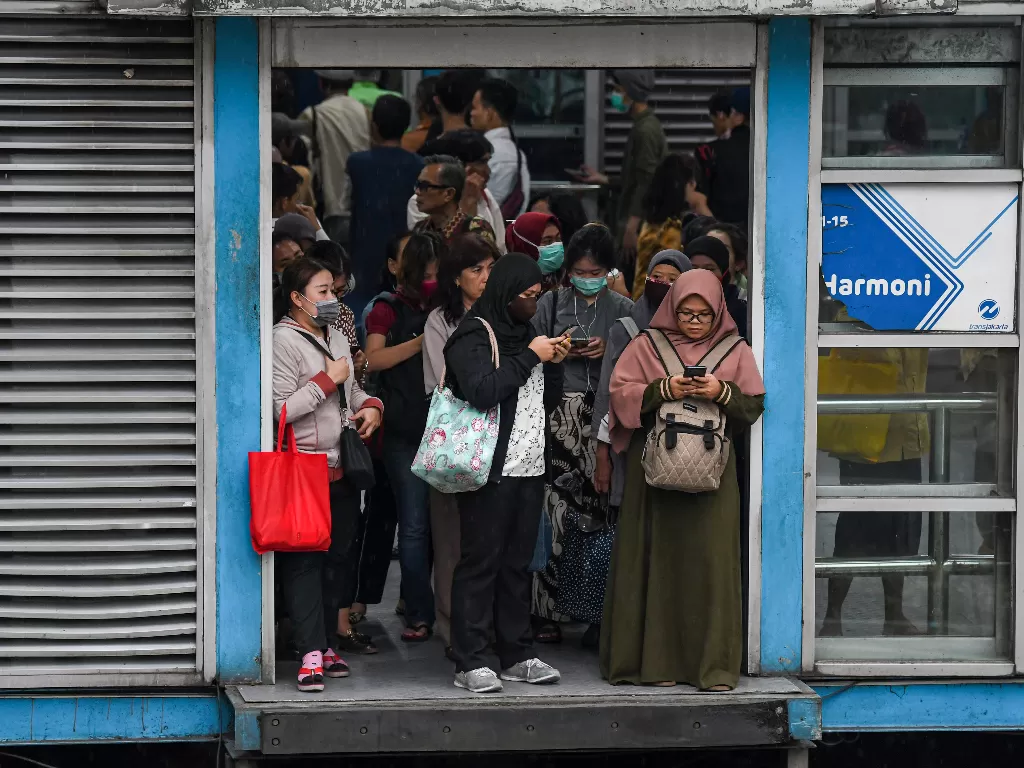 Calon penumpang antre menunggu bus TransJakarta di Halte Harmoni, Jakarta Pusat, Senin (16/3/2020). (ANTARA FOTO/Nova Wahyudi)