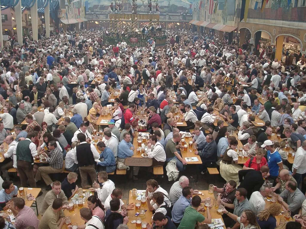 Festival Oktoberfest di Munchen, Bayern, Jerman.  (wikipedia.org/Gutsul)