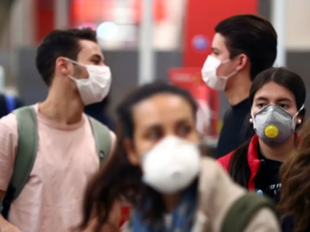 Ilustrasi masyarakat pakai masker ditengah wabah virus corona (REUTERS/Sergio Perez)