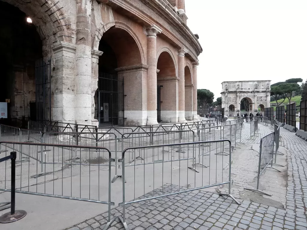 Pintu masuk Colosseum (REUTERS/ Remo Cassili)