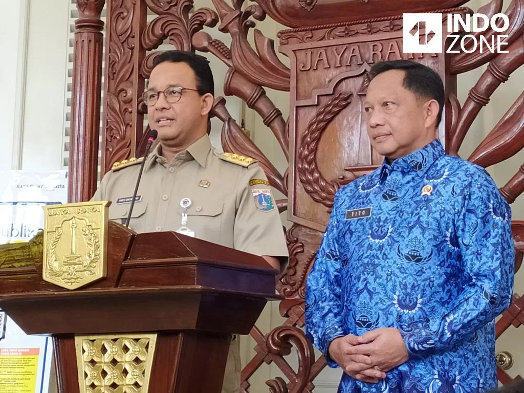 Menteri Dalam Negeri (Mendagri) Muhammad Tito Karnavian (kanan) bersama Gubernur DKI Jakarta, Anies Baswedan, memberikan keterangan usai melakukan pertemuan di Balai Kota Jakarta, Selasa (17/3/2020). (INDOZONE/Murti Ali Lingga)