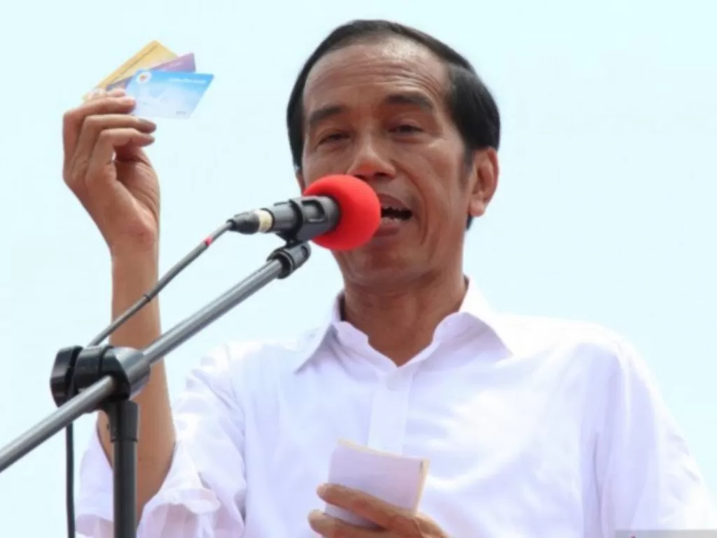 Presiden Jokowi ketika memperlihatkan kartu prakerja ketika berorasi dalam kampanye terbuka di Jalan Arteri Supadio, Kalimantan Barat, Rabu (27/3/2019). (ANTARA NEWS/Jessica Helena Wuysang)