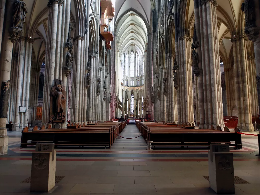 Katedral Cologne yang tampak sangat sepi dan tidak ada aktivitas kunjungan wisatawan, Minggu (15/3). (REUTERS/Thilo Schmuelgen)