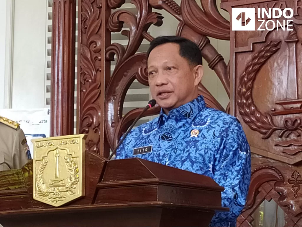 Menteri Dalam Negeri (Mendagri) Muhammad Tito Karnavian memberikan keterangan pers di Balai Kota Jakarta, Selasa (17/3/2020). (INDOZONE/Murti Ali Lingga)