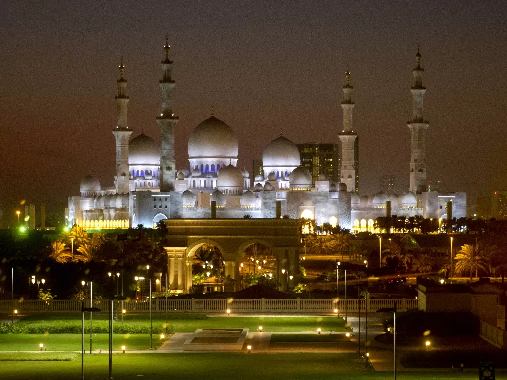 Malam di Masjid Agung Sheikh Zayed di Abu Dhabi, Uni Emirat Arab. (photo/REUTERS/Jacquelyn Martin)