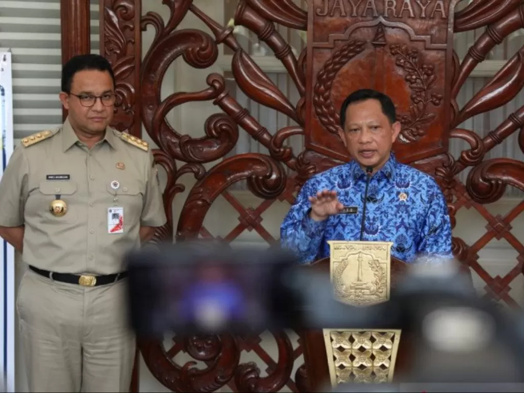 Mendagri Tito Karnavian bertemu Gubernur DKI Jakarta Anies Baswedan di Balai Kota Jakarta, Selasa (17/3/2020). (Photo/ANTARA/HO/Puspen Kemendagri)