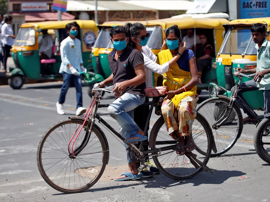 Ilustrasi warga India yang menggunakan masker antisipasi Virus Corona. (REUTERS/AMIT DAVE)