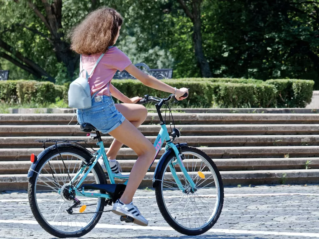 Ilustrasi wanita naik sepeda. (pexels/Immortal shots)