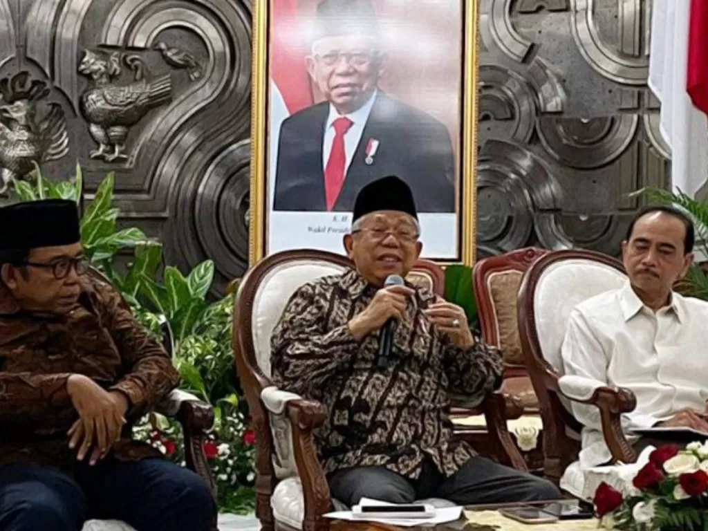  Wakil Presiden Ma'ruf Amin didampingi Kepala Sekretariat Wapres Mohamad Oemar (kanan) dan Juru Bicara Wapres Masduki Baidlowi memberikan keterangan pers di Kantor Wapres Jakarta, Jumat (13/3/2020). (ANTARA/Fransiska Ninditya/aa.) 