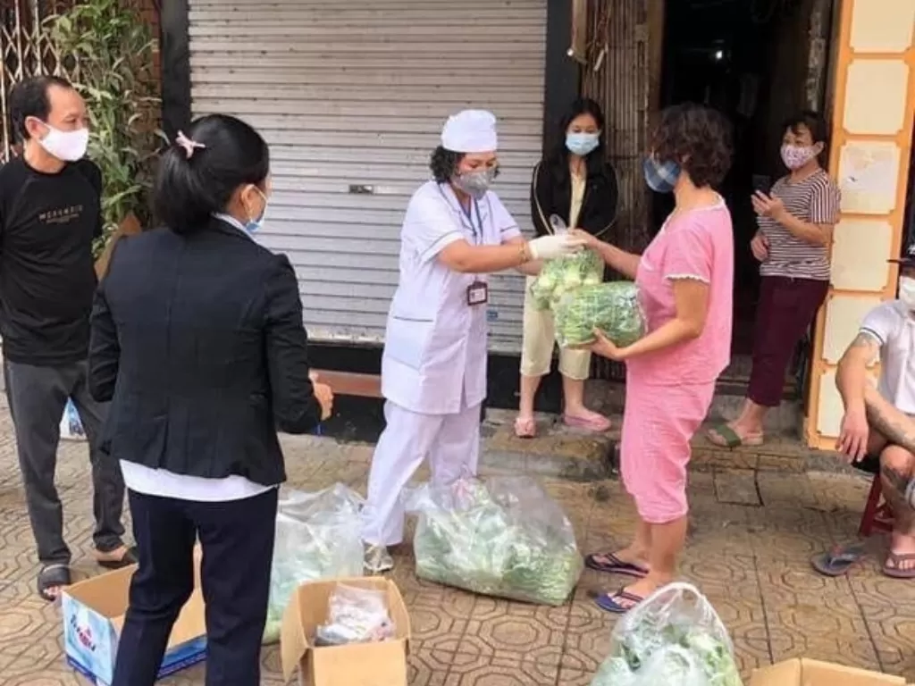 Pemerintah Vietnam bagi-bagi makanan gratis ke warganya yang dikarantina. (Next Shark)