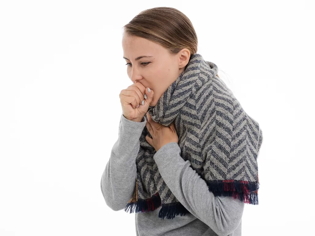 Ilustrasi wanita sedang batuk (Pixabay/Anastasia Gepp)