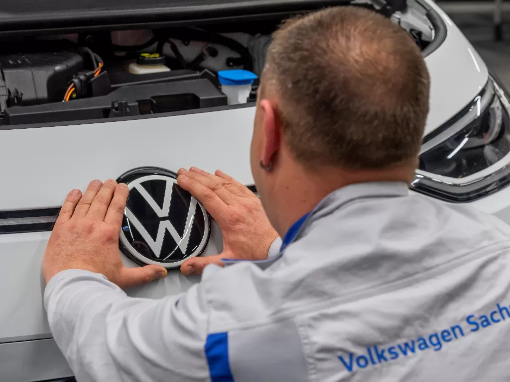 Logo pabrikan Volkswagen. (REUTERS/Matthias Rietschel)