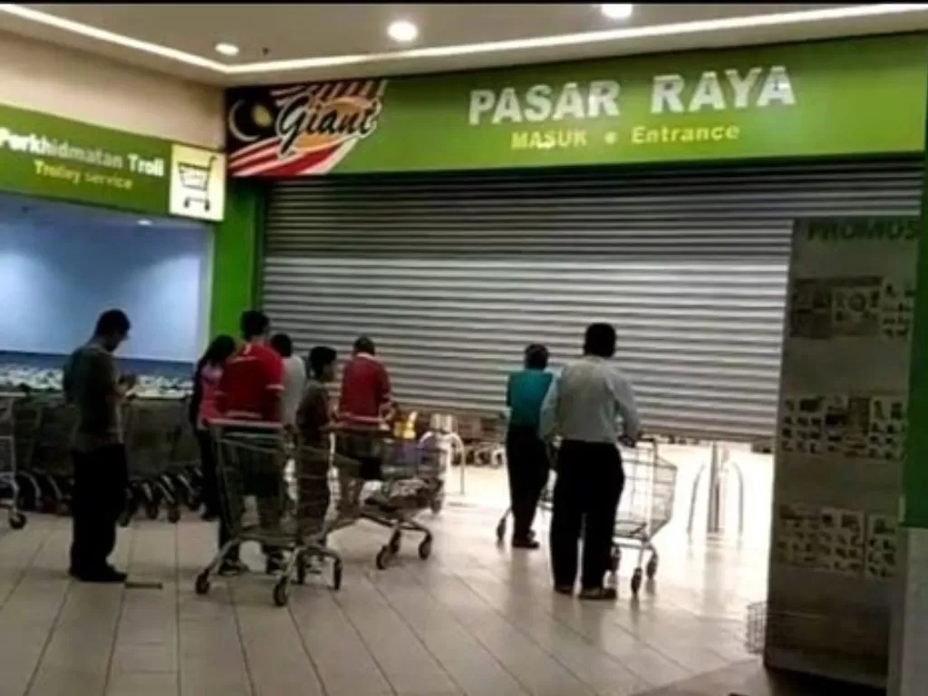 Warga Malaysia 'panic buying' di sebuah supermarket. (Istimewa)