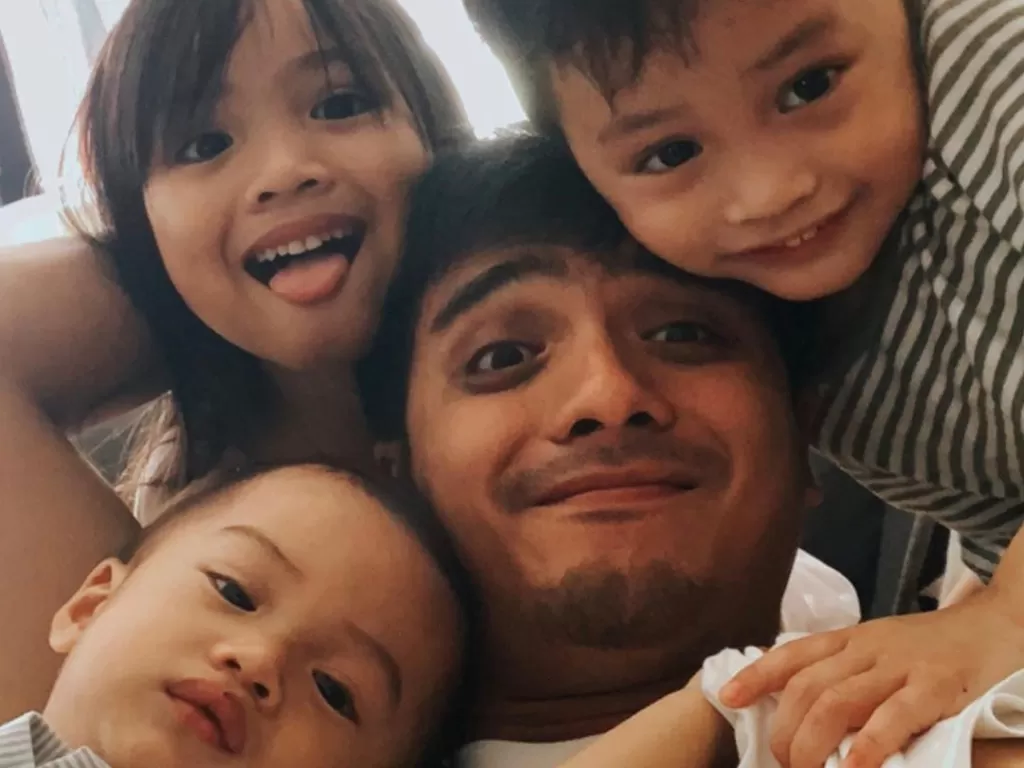 Ricky Harun dan anak-anaknya. (photo/Instagram/@rickyharun)