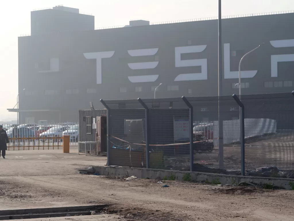 llustrasi pabrik produksi milik Tesla. (Ilustrasi/REUTERS/Sun Yilei)