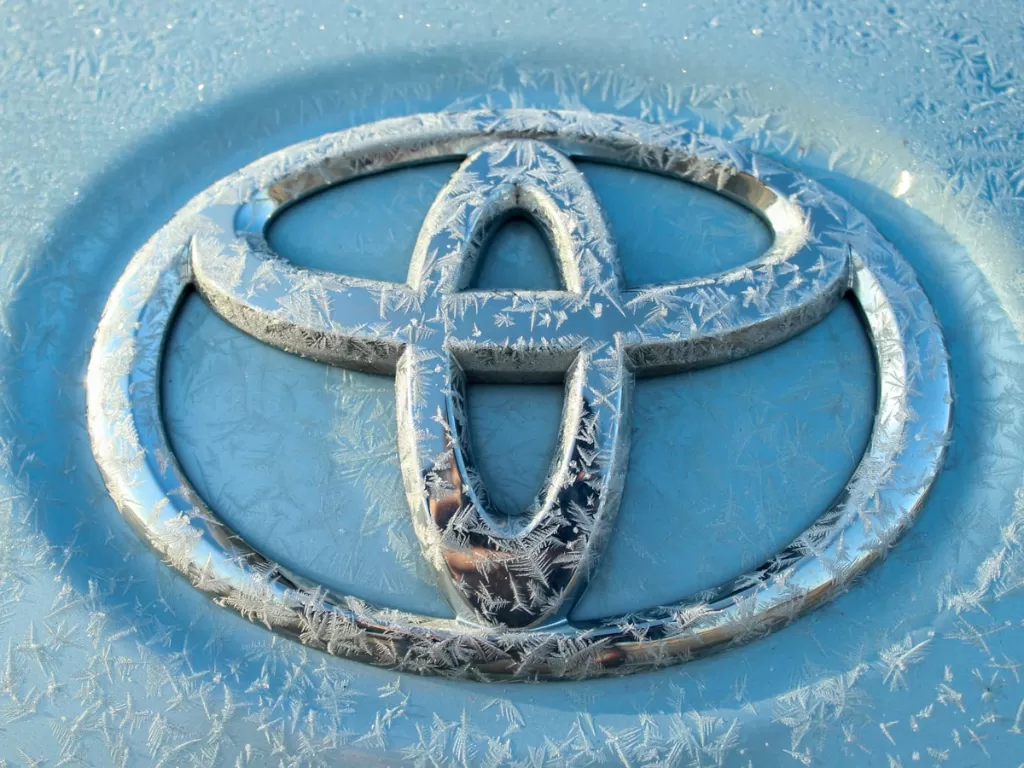 Logo pabrikan Toyota. (Unsplash/Chandler Cruttenden)
