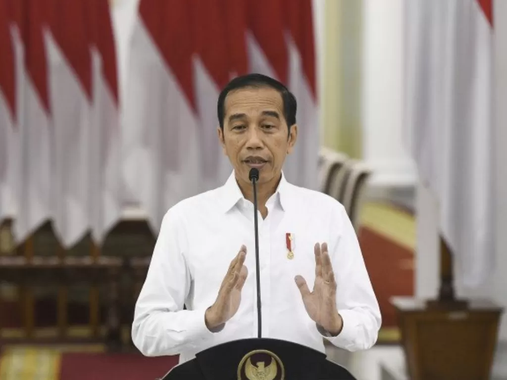 Presiden Joko Widodo memberikan keterangan pers terkait COVID-19 di Istana Bogor, Jawa Barat, Senin (16/3/2020). (photo/ANTARA FOTO/Hafidz Mubarak A)